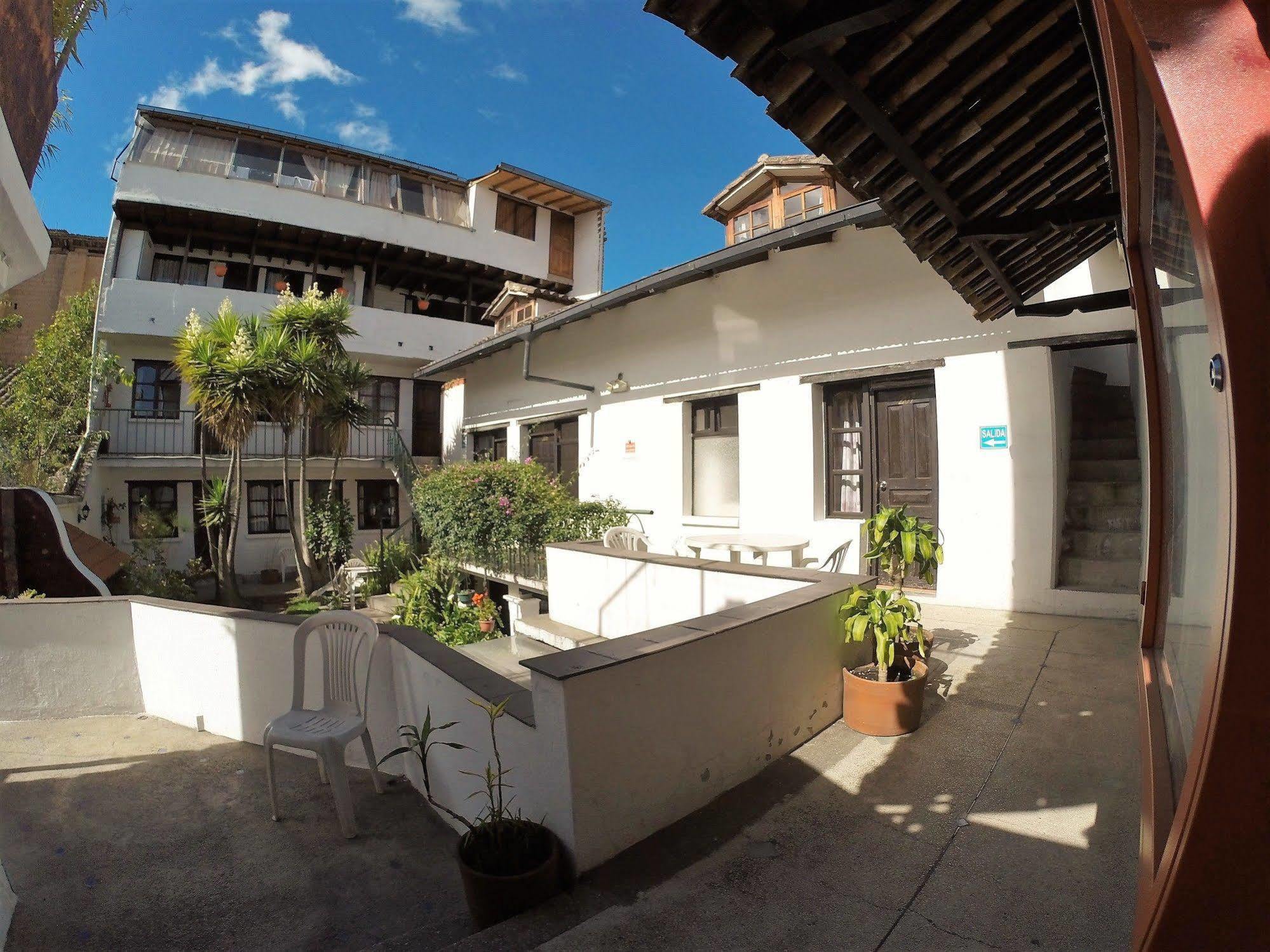 Hostal L'Auberge Inn Quito Exterior photo